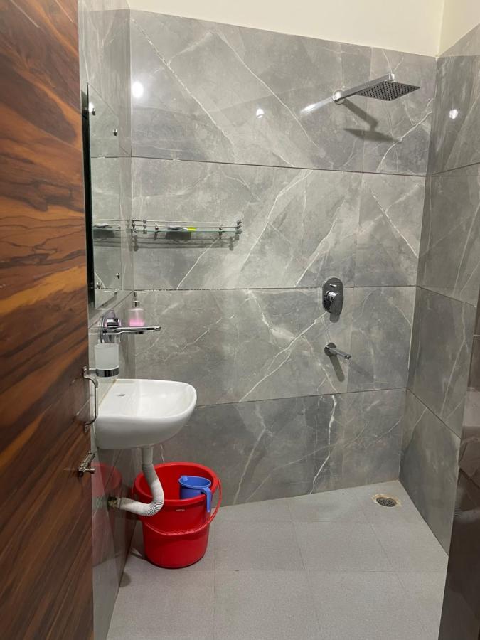 Homestay Comforts 500M From Amritsar Airport Eksteriør billede