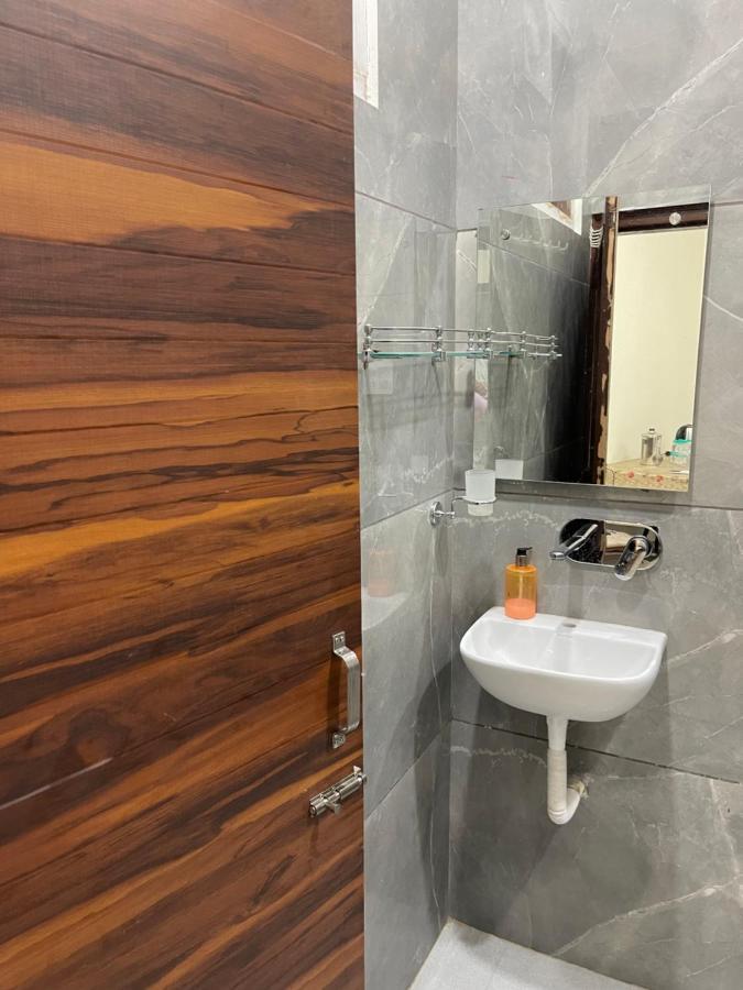 Homestay Comforts 500M From Amritsar Airport Eksteriør billede
